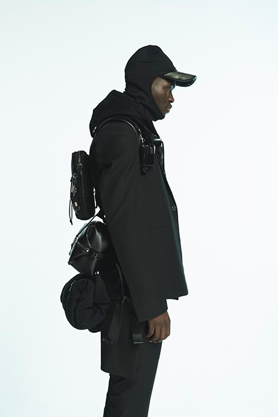 واكب الموضة واحصل على اطلالة استثنائية مع حقيبة Venture من Givenchy
